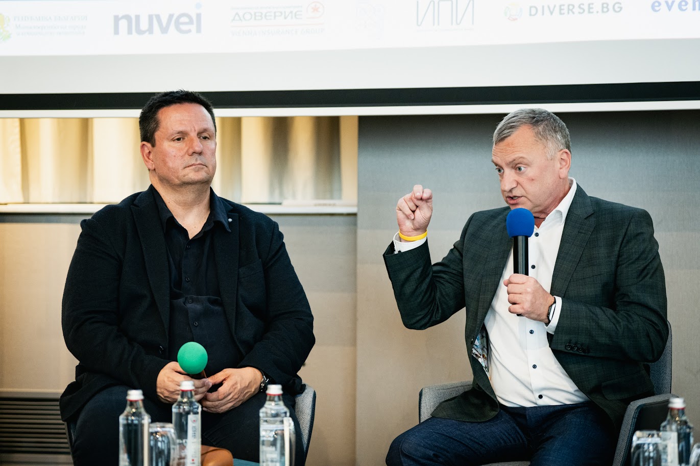 Петко Карамочев (INDUSTRIA) и Александър Александров в панела „Human + AI: опитът в новата икономика“, Форум 50+, София, 12.10.2026